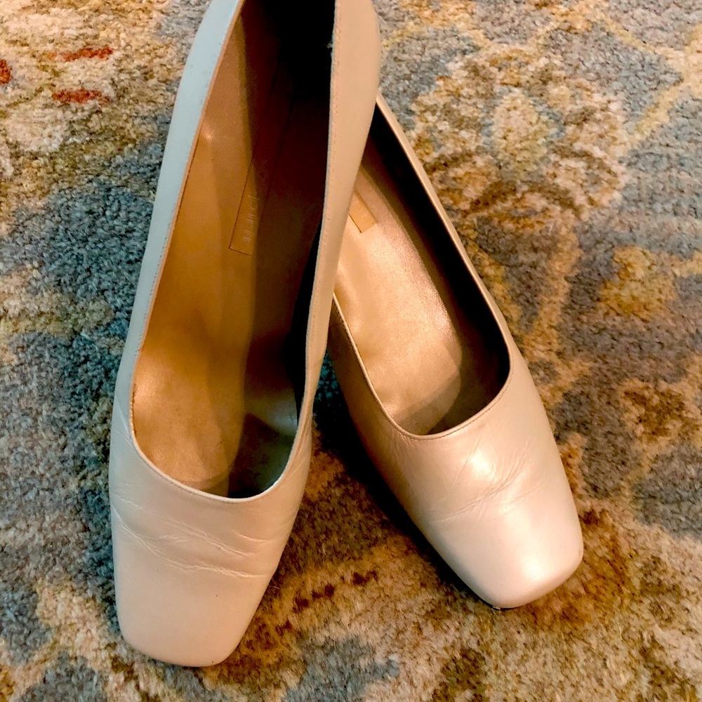 Easy Spirit “Fawn” cream leather pumps